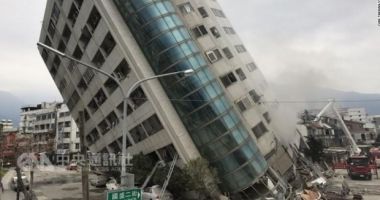 Stire din Actualitate : Imaginile dezastrului din Taiwan. Un hotel stă să se prăbușească după cutremur