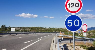 Stire din Eveniment : Codul Rutier 2025. Cresc amenzile pentru depășirea limitei de viteză