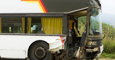 Stire din Actualitate : Microbuz cu români, răsturnat în Marea Britanie