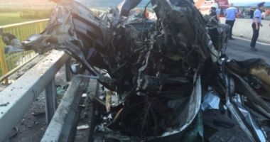 Sinucidere pe șosea, pentru o datorie de 7.000 de lei. Un tânăr a intrat violent cu mașina în parapet VIDEO