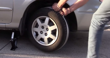 Stire din Eveniment : Video. Ți-a murit bateria? Iată o nouă metodă de a-ți porni mașina