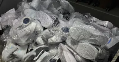 Lovitură pentru piața neagră. Sute de produse contrafăcute, confiscate în Constanța - 2