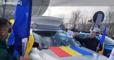 Stire din Eveniment : Bărbatul care a vandalizat mașina jurnaliștilor la mitingul lui Călin Georgescu a fost reținut pentru 24 de ore