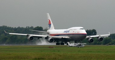 Stire din Actualitate : Zborul MH370: US Navy trimite în zona de căutări un vas pentru eventuala recuperare a cutiilor negre