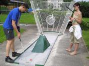 Turiștii îl imită pe Tiger Woods și joacă mini-golf
