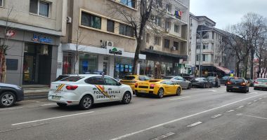 Stire din Eveniment : Un bolid de lux a încurcat circulația pe bulevardul Tomis. Poliția Locală a intervenit