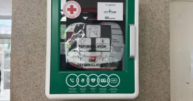 Stire din Social : Defibrilator instalat la Casa de Pensii Constanța pentru intervenții rapide, în caz de stop cardio-respirator