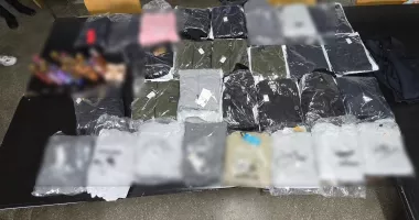 Stire din Eveniment : Două persoane, depistate în timp ce încercau să vândă produse contrafăcute într-un târg din Constanța