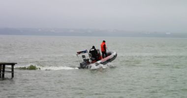 Stire din Eveniment : UPDATE. Alertă 112 la ISU Constanța: "Două persoane plutesc pe lac, în zona Butoaie din Mamaia"