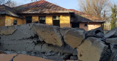 Un zid dărâmat a căzut peste mașini, în zona Spitalului de Boli Infecțioase. "Se putea ajunge la o tragedie!" - 4