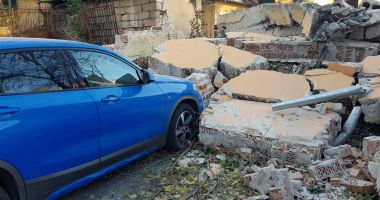 Un zid dărâmat a căzut peste mașini, în zona Spitalului de Boli Infecțioase. "Se putea ajunge la o tragedie!" - 5
