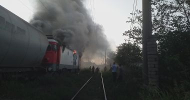 GALERIE FOTO / Alertă în Constanța! Arde o locomotivă pe strada Caraiman - 2