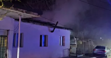 Stire din Eveniment : Incendiu în toiul nopții. Flăcările au cuprins o locuință și au distrus două camere