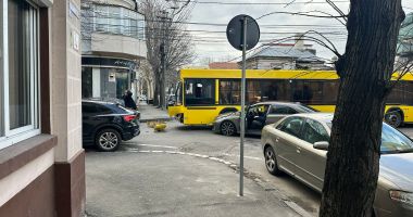 Accident între o mașină și un autobuz, într-o intersecție din municipiul Constanța