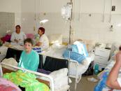 Stire din Social : Bolnavii dorm câte doi, în paturi rupte și pe canapele aduse din sala de așteptare