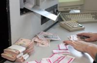 Stire din Economie : Bancherii te taxează și când îți plătești ratele, și când economisești