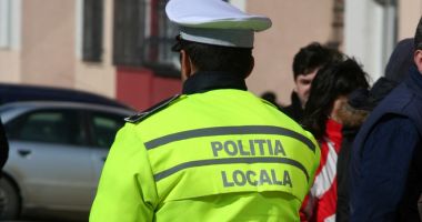 Stire din Eveniment : Focuri de armă! Un polițist a fost luat pe capotă de șoferul unui BMW, care a parcat neregulamentar