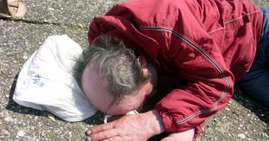Stire din Cetățenești : Boschetarii, liberi să ierneze în scările blocurilor?