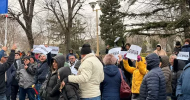 Stire din Social : Angajații CT BUS protestează în fața Primăriei Constanța