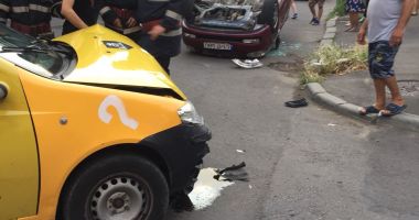 GALERIE FOTO / Accident rutier grav pe strada Lahovari. O MAȘINĂ S-A RĂSTURNAT - 2