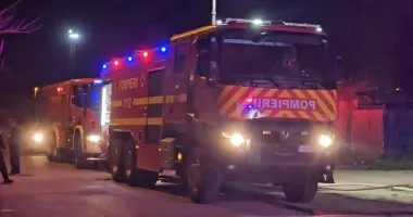 Incendiu în toiul nopții. Flăcările au cuprins o locuință și au distrus două camere - 2
