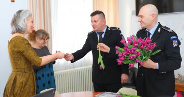 Stire din Social : Flori şi zâmbete pentru doamnele și domnișoarele din Constanța
