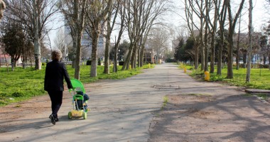 BĂNCILE din parcurile constănțene, PLIMBATE ca pe... SFINTELE MOAȘTE! - 2