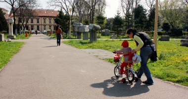 BĂNCILE din parcurile constănțene, PLIMBATE ca pe... SFINTELE MOAȘTE! - 8