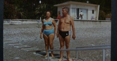Stire din Monden : Vezi aici câteva fotografii cu Nicolae Ceaușescu la plajă!