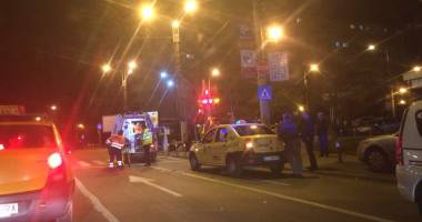 Stire din Eveniment : Galerie foto. Accident de circulație, la Constanța / Adolescent lovit de o mașină, pe trecerea de pietoni