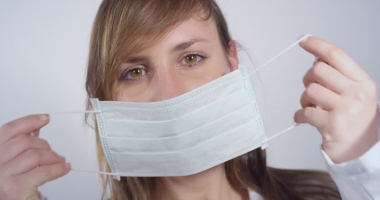 Stire din Sănătate : "Am cumpărat mănuși sterile și branule DIN ȘPAGĂ!" Declarații cutremurătoare ale unei studente la medicină