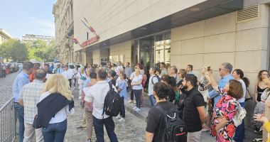 Stire din Social : Stomatologii au lăsat jos frezele dentare şi au ieşit în stradă. "Vrem o altă conducere!"
