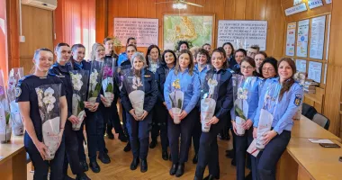 Stire din Eveniment : Primăvara aduce flori și recunoaștere pentru femeile din echipa Jandarmeriei Mobile