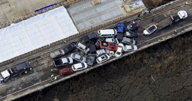 Stire din Actualitate : Se întâmplă în SUA: COLIZIUNE cu zeci de autovehicule!