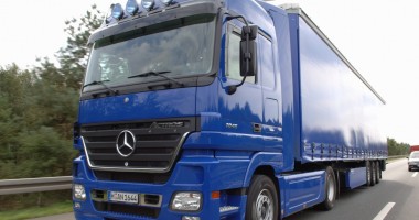 Stire din Eveniment : Un TIR a făcut prăpăd doi stâlpi, în Medgidia