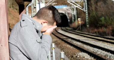 Stire din Eveniment : Gest șocant! O adolescentă și-a împins iubitul din tren, după o ceartă aprinsă