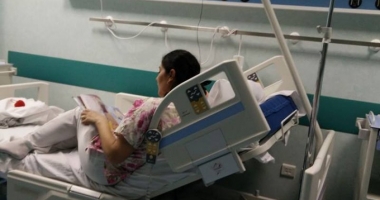 Stire din Eveniment : IMAGINEA CÂT O MIE DE CUVINTE, SURPRINSĂ ÎN SPITALUL DE COPII: "Este și mama fetiței în salon, dar nu știe carte și are ochii în lacrimi"