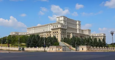 Stire din Politică-Administrație : Funcționarii publici din Camera Deputaților contestă noua lege a salarizării