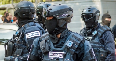 Stire din Actualitate : BERLIN / Poliția caută cinci suspecți care au încercat să dea foc unui bărbat fără adăpost
