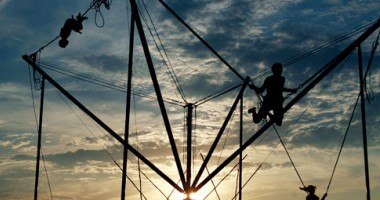 Stire din Diverse : High Jump și Bungy Trambouline: tumbe la înălțime în Mamaia