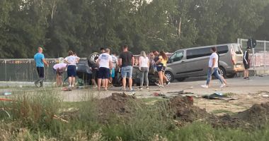 Galerie FOTO. Mașină răsturnată din cauza vitezei. Victima este conștientă - 4