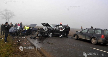 ȘASE VICTIME, DUPĂ CE DOUĂ MAȘINI S-AU IZBIT FRONTAL