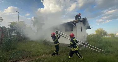 Incendiu la o clădire dezafectată din Tulcea. Pompierii au căutat posibile victime în interior