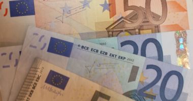 Stire din Economie : Euro ar putea depăși pragul de 5 lei în vara lui 2025. Ce spun reprezentanții BNR