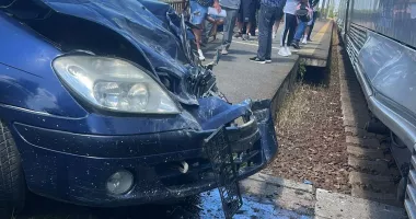 Accident care putea avea urmări grave, la Castelu. Un autoturism, lovit de un tren de călători - 5