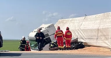 Stire din Eveniment : UPDATE DN 38 blocat după un accident grav. Șofer decedat în urma impactului cu un autocamion