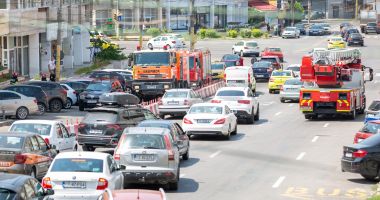 ALERTĂ la Trocadero: 10 persoane evacuate din sediul unei bănci! - 4