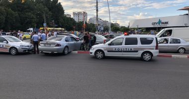 GALERIE FOTO / Ce o fi fost în mintea lui?! BMW suspendat pe bordură în față la City Parc - 2