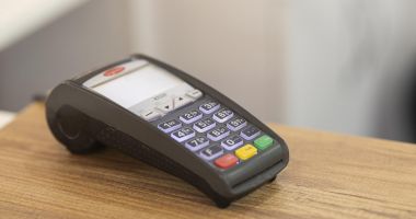 Stire din Economie : Anumiți operatori economici, exceptați de la obligația utilizării aparatelor de marcat electronice
