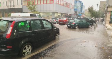 Furtuna și ploaia au făcut ravagii! Apartamente inundate, copaci căzuți și mașini blocate - 5